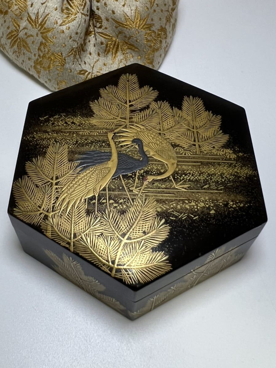 高級香道具 時代蒔絵『 唐松鶴蒔絵六角香合 金蒔絵 梨地 』箱付 # 香木