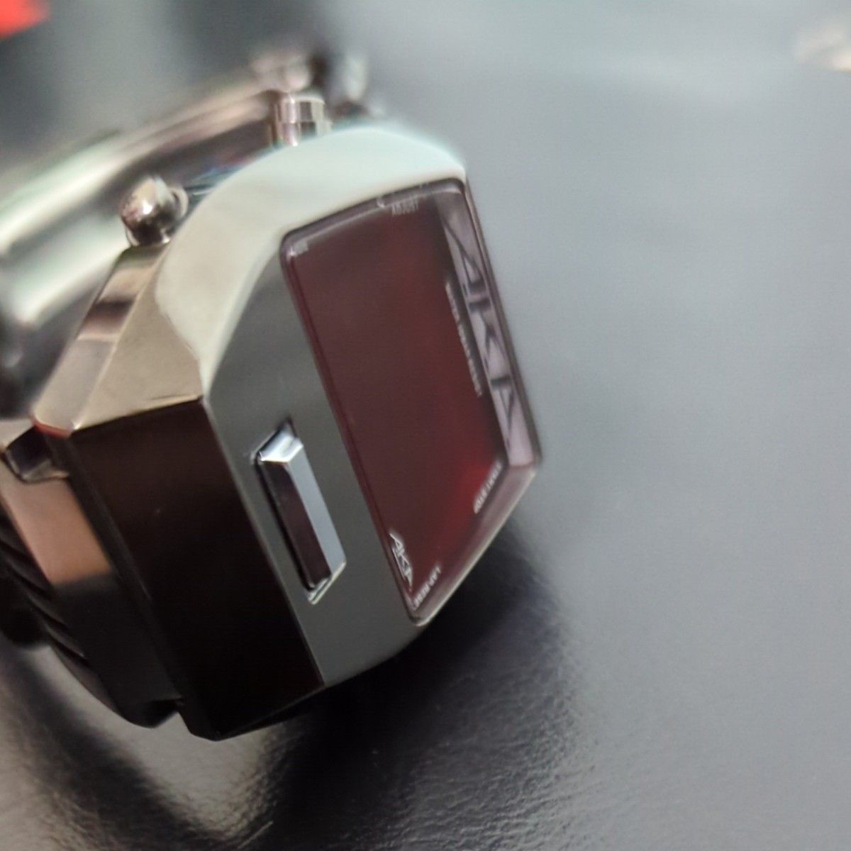 ALBA セイコーAKA デジタル腕時計 LED赤文字盤（IPブラックコーティングベルト）