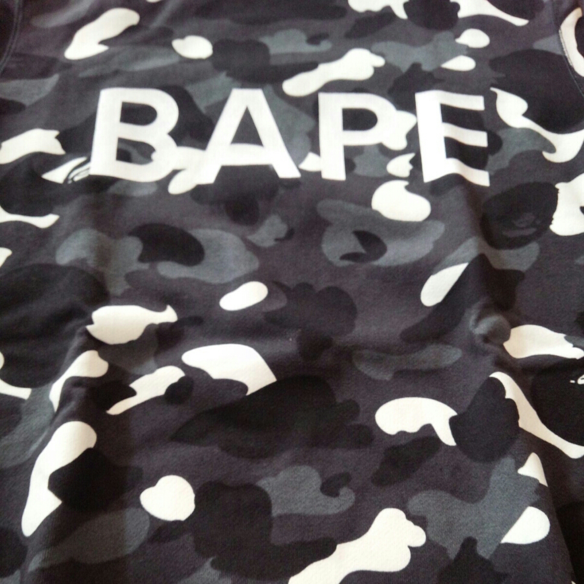 BAPE 　スウェット　ブラックカモ　蓄光塗料使用　Ｌサイズ　新品　シャーク　ベイプ　A BATHING APE エイプ