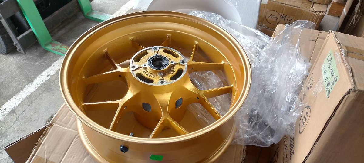 新品 リア ホイール CBR1000RR SC59 2012-15 純正タイプ rear wheel　金 124_画像2