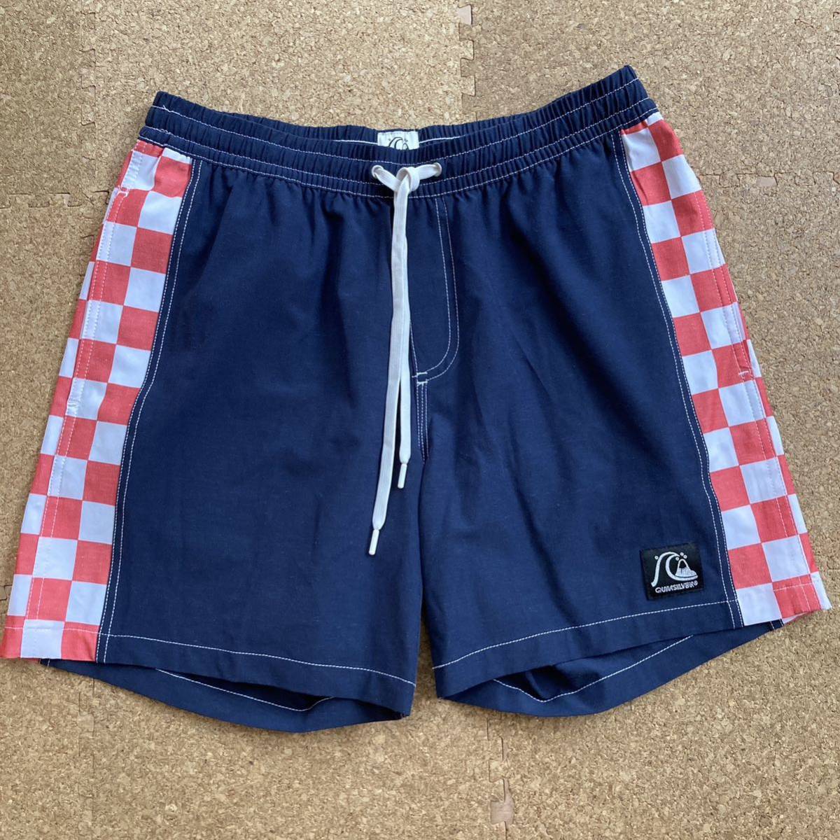 【美品】クイックシルバー　QUIKSILVER Mサイズハーフパンツ ショートパンツ　ボードショーツ 水着 サーフパンツ　メンズ　紺　サーフィン