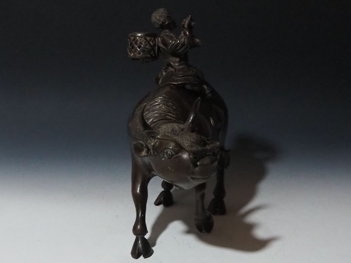 ●古銅【笛吹童子騎牛のったり香炉】骨董品 香爐 高さ26cm 中国唐物古玩 唐銅 銅器置物・蔵出し｜骨董品買取 小川処堂_画像4