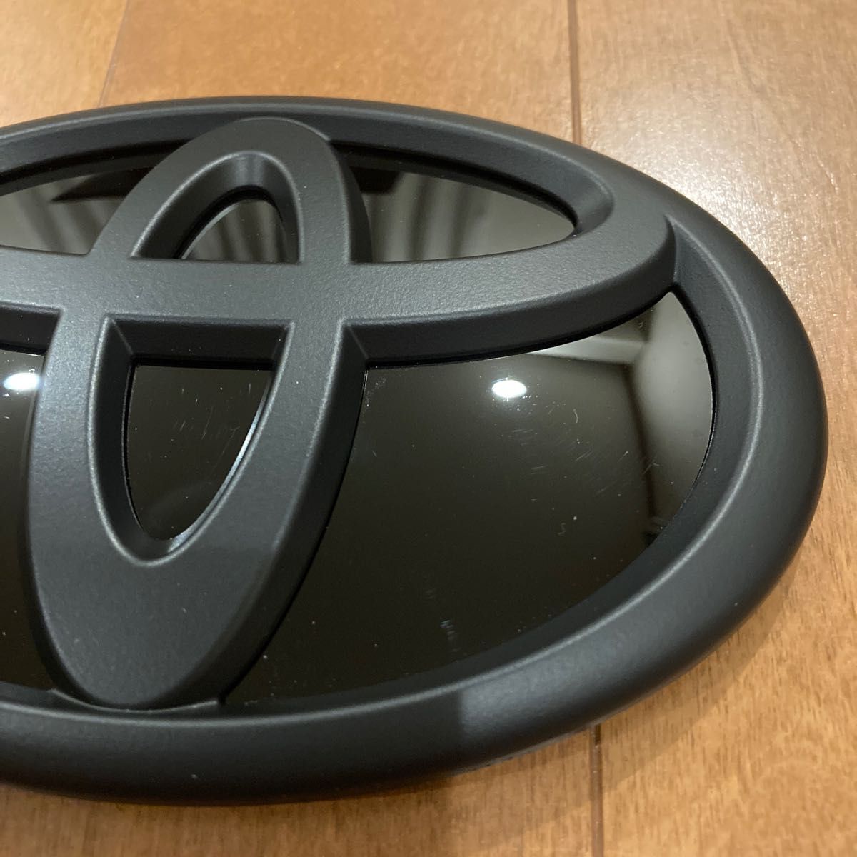 RAV4 マットブラック トヨタエンブレム 黒 グリルバッジグレー [安心の