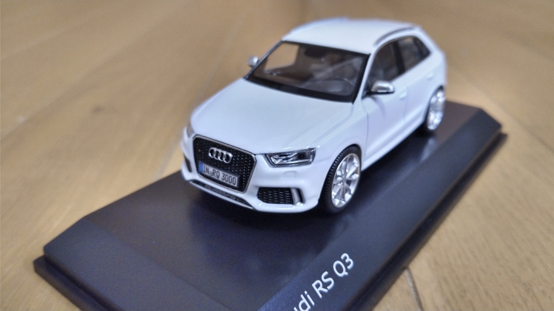 即決　AUDI　RS Q3　アウディ　ホワイト　1/43　絶版　レア_画像1