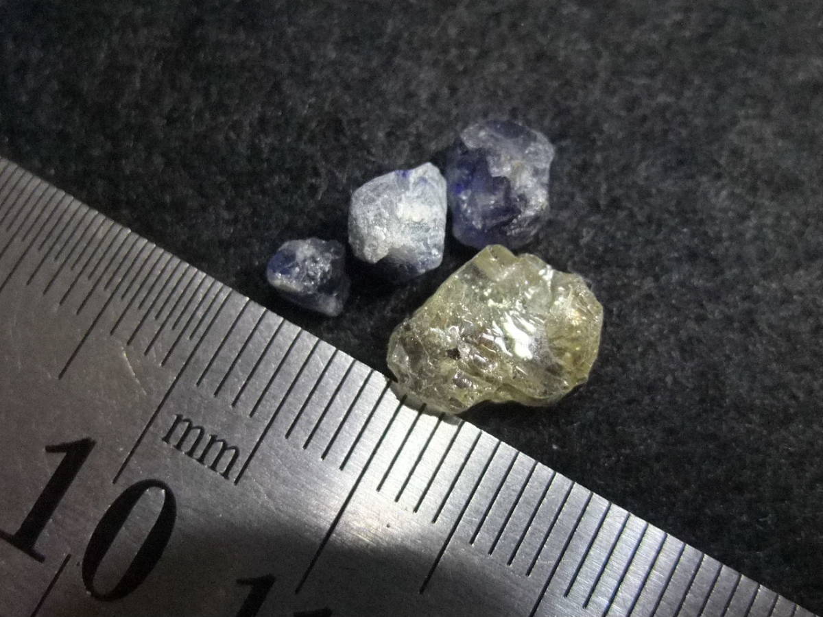 宝石質apatite燐灰石閉山廃鉱山ものとsapphire原石セット 7.75ct 天然石　1　原石母岩付きルース色々まとめてたくさん大量同梱可能765-3_画像2