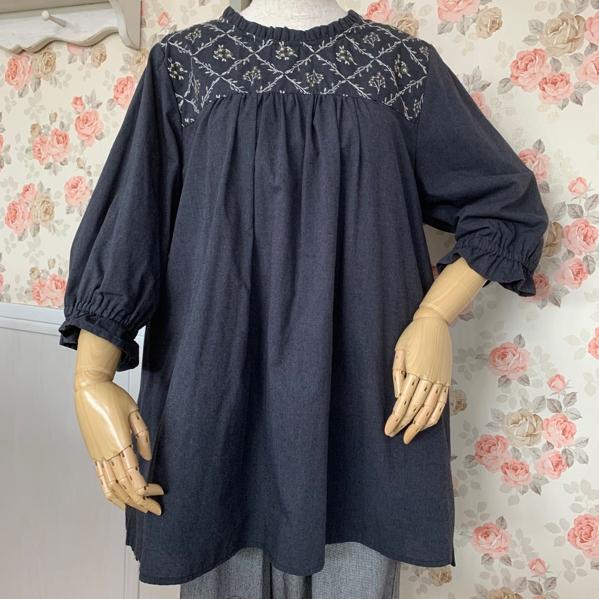 刺繍 襟ギャザー キャンディ袖 前後差有り チュニック ワンピース ゆったりサイズ ダークグレー|PayPayフリマ 超美品!RNA アールエヌエー白綿麻ピンタック前後差OP M