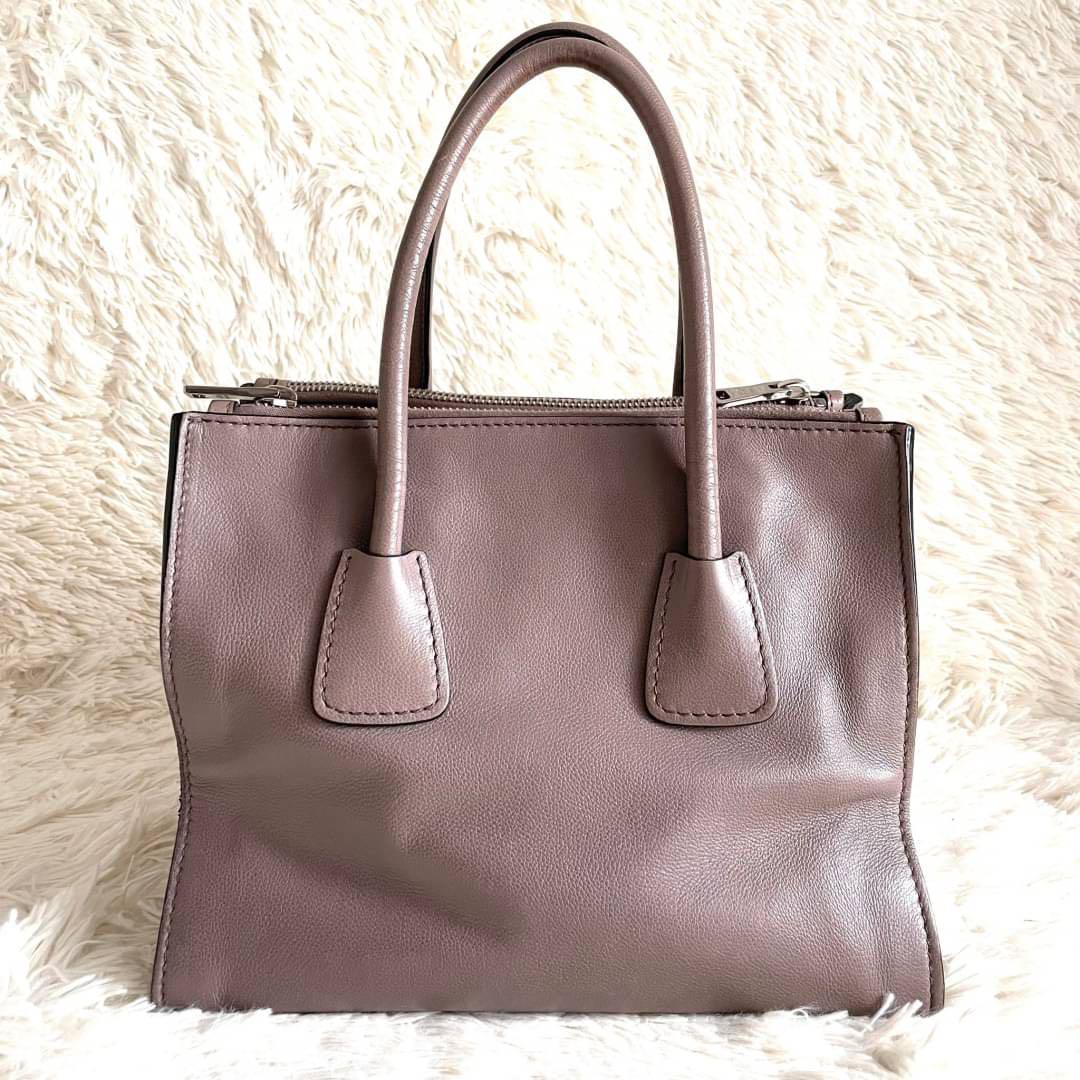 極美品】プラダ ショルダーバッグ 2way 三角ロゴ 大容量 レザー 白タグ