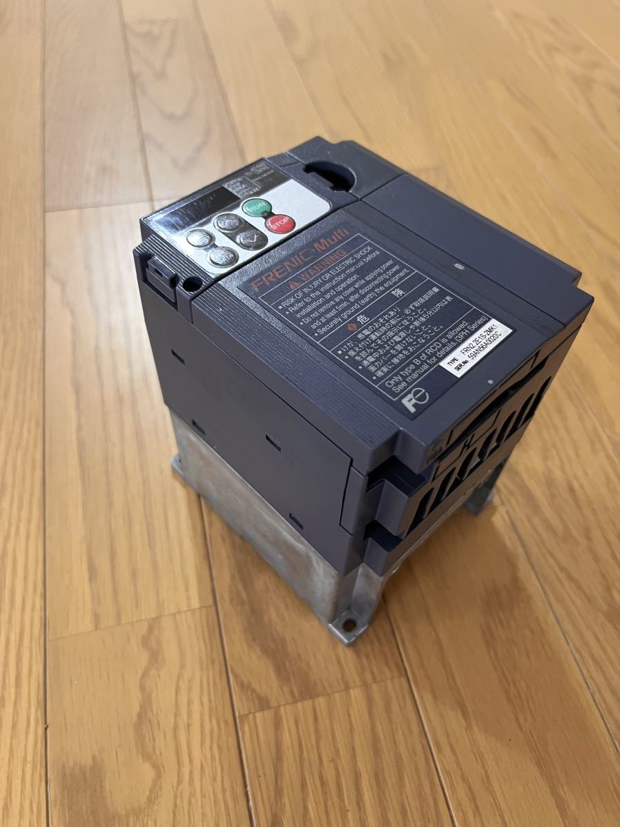 FUJI 富士電機 インバーター FRN2.2E1S-2MK1 中古品　3PH 200-240v 2.2kw_画像2