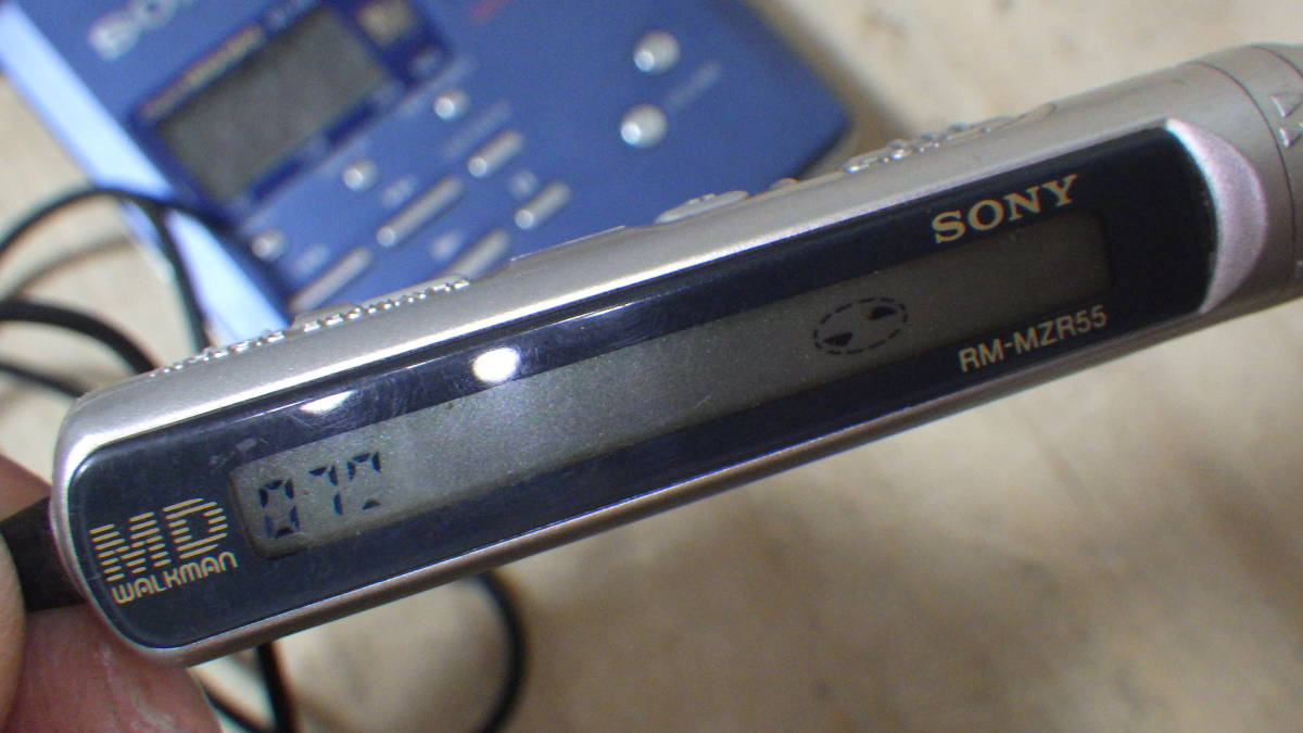 【B789】SONY ソニー MZ-R55(本体)/RM-MZR55(リモコン) MDウォークマン MD WALKMAN ポータブルMDレコーダー 中古 ジャンク/通電のみ_画像3