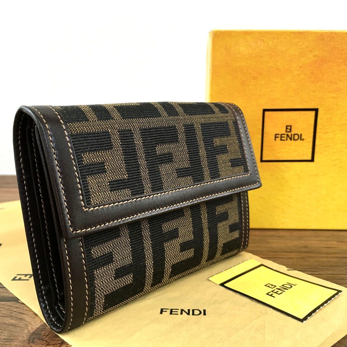 ☆送料無料☆ 極美品 FENDI 三つ折り財布 307290 ズッカ柄 357_画像1