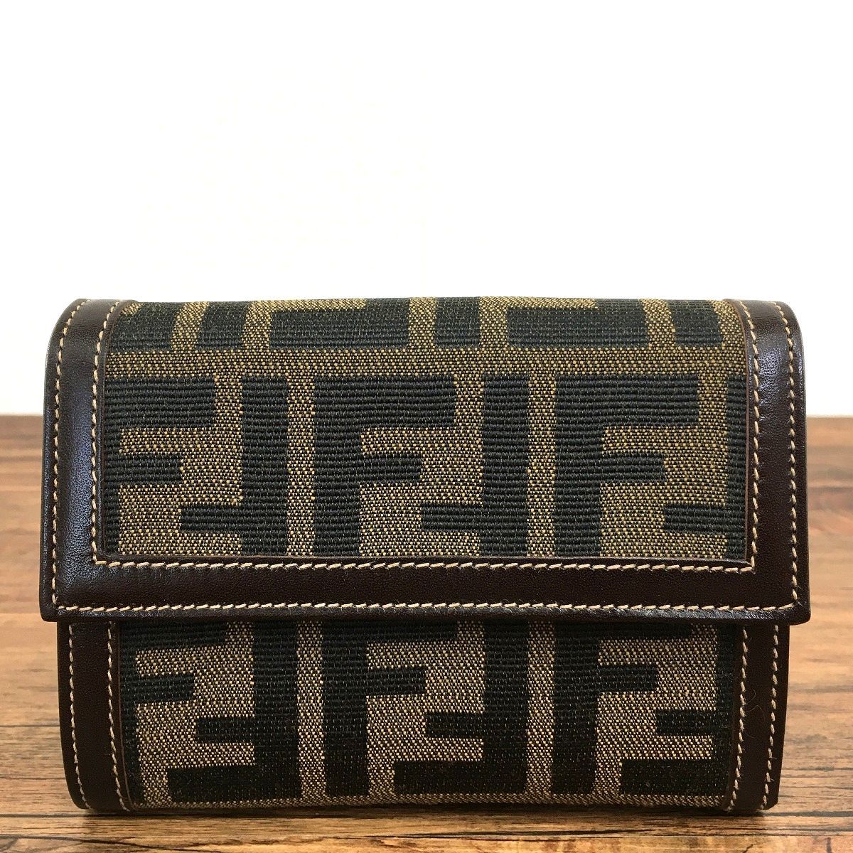 ☆送料無料☆ 極美品 FENDI 三つ折り財布 307290 ズッカ柄 357_画像2