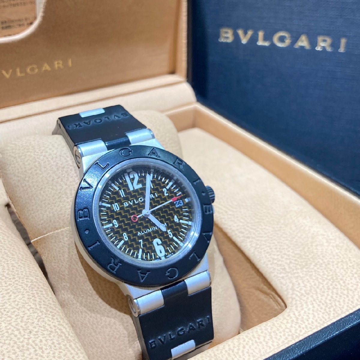 BVLGARI ブルガリ アルミニウム メンズ デイト ブラック カーボン 文字