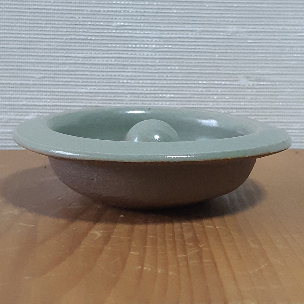 青磁　茶入れ　茶壺　梅花浮き出し紋様