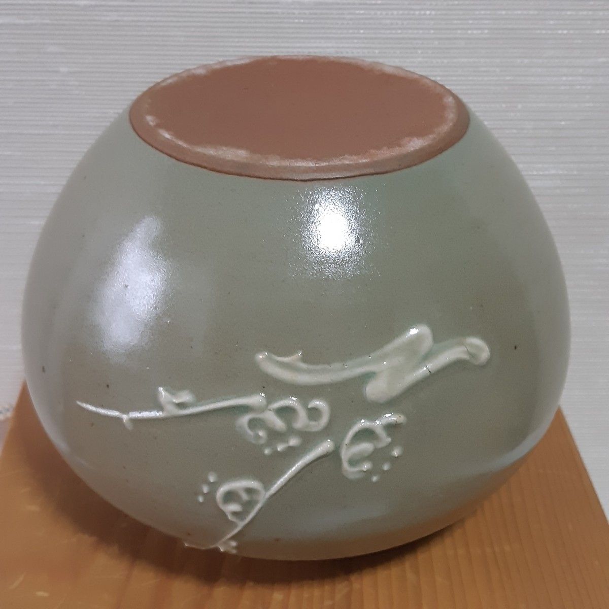 青磁　茶入れ　茶壺　梅花浮き出し紋様