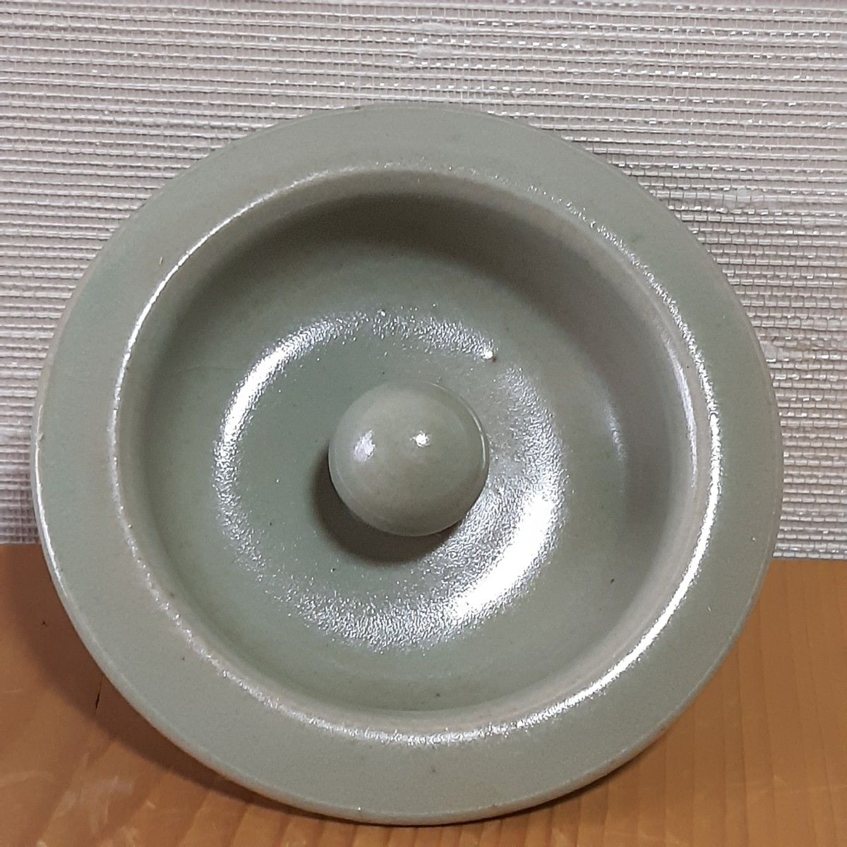 青磁　茶入れ　茶壺　梅花浮き出し紋様