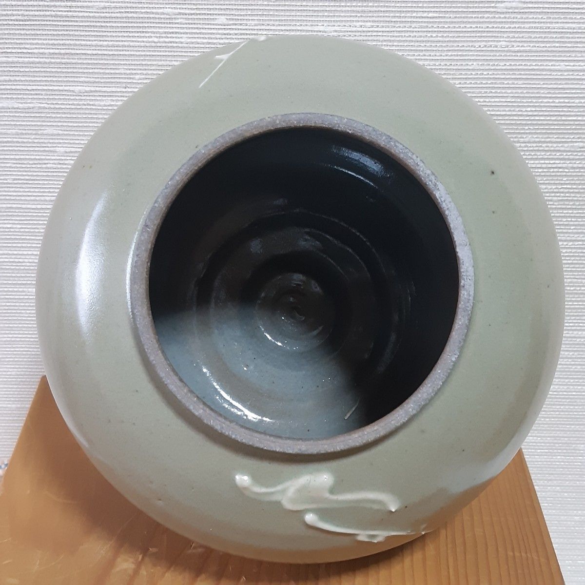 青磁　茶入れ　茶壺　梅花浮き出し紋様