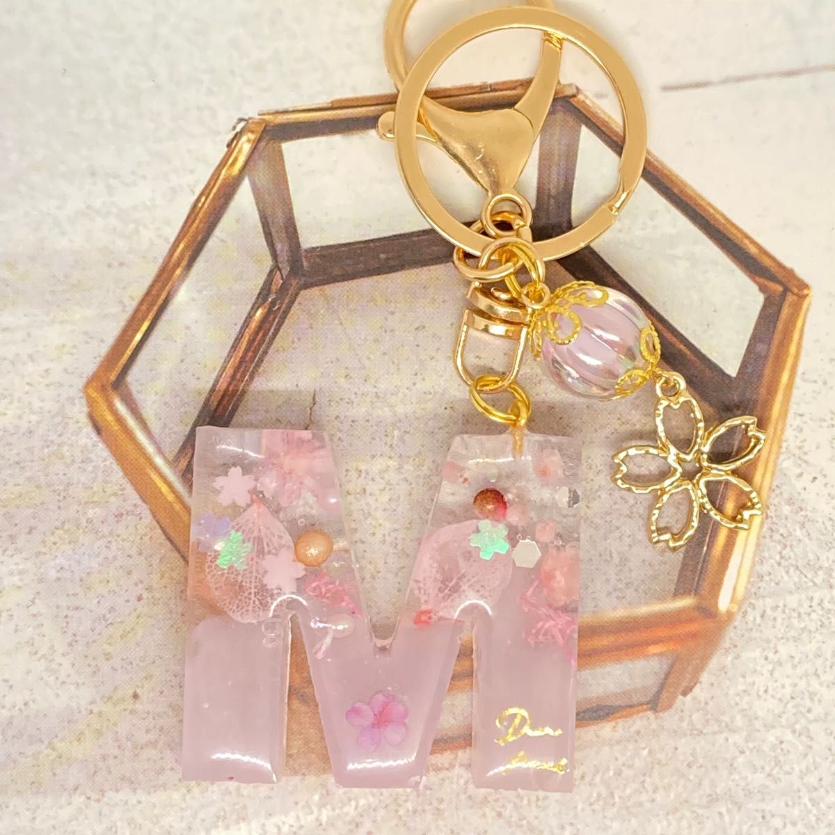 イニシャルキーホルダー レジン ハンドメイド ピンクのドライ イニシャルキーホルダー レジン ハンドメイド ピンクのドライ