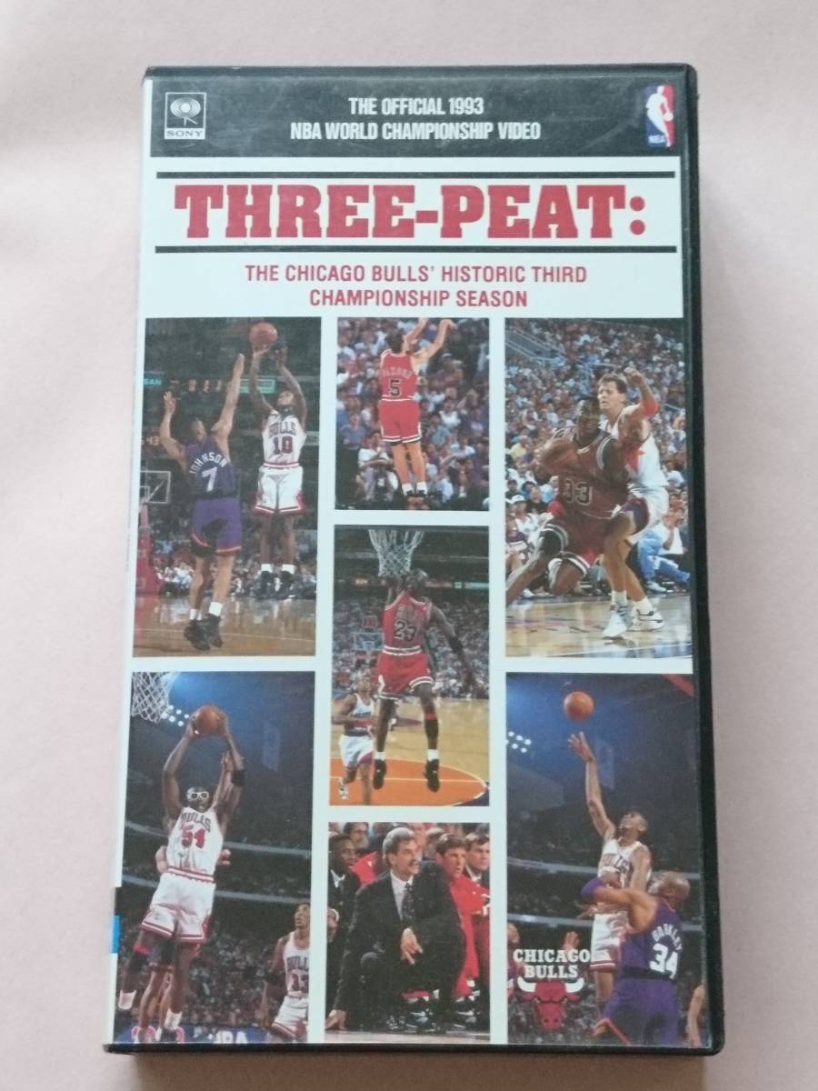 VHS THREE-PEAT: スリー・ピート！ シカゴ・ブルズ 栄光の３連覇全記録　オフィシャル 1993 NBA ワールドチャンピオンシップ ビデオ_画像1