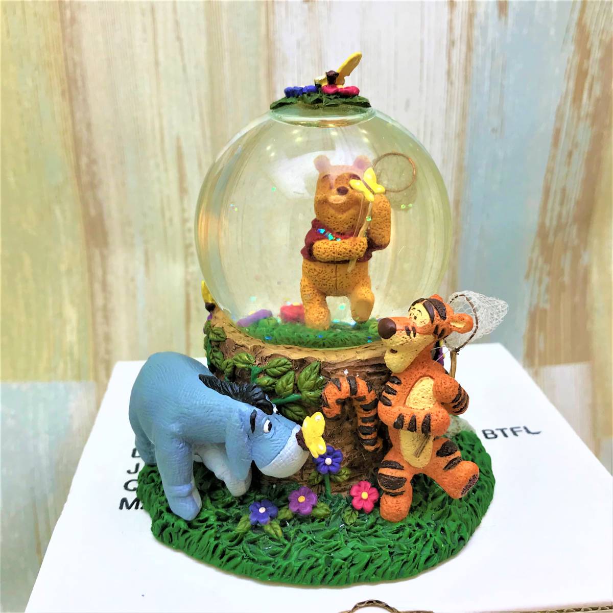 レア★くまのプーさん Winnie the Pooh★ピグレット ティガー イーヨ 虫取り 蝶々 スノーグローブ スノードーム★Disney ディズニー_画像1