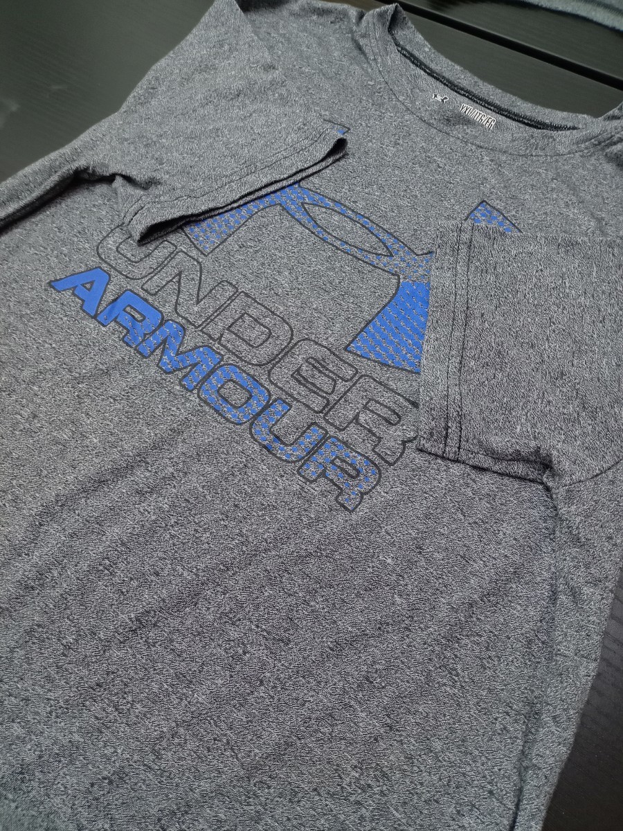 ★E086 UNDER ARMOUR アンダーアーマー 半袖Tシャツ ロゴプリントTシャツ スポーツ 薄手 サイズYXL(160程度) 濃いグレー _画像7