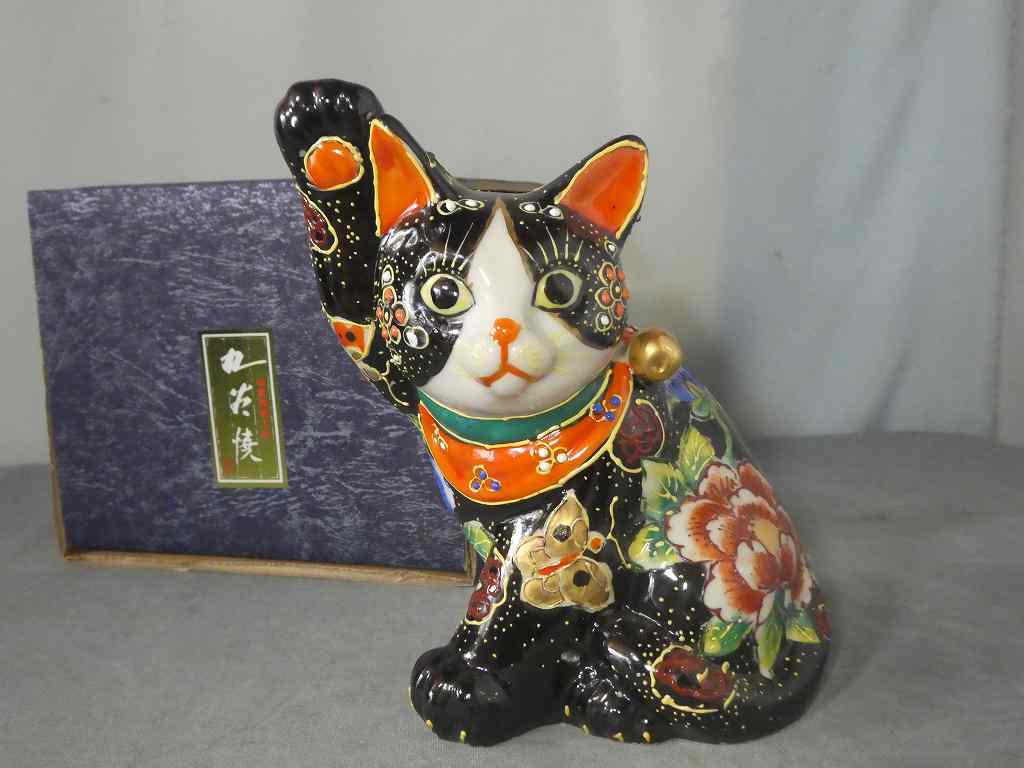 人気大割引 招き猫 開運 昇運 白 小判猫 4号 右手 風水 箱入り 置物 陶器 陶磁器 ギフト対応可 彩堂窯(Saidougama) 置物 白 6cm 薬師窯 染錦 ひとまねき・おかねまねき猫(鈴・小手籠付) 7633