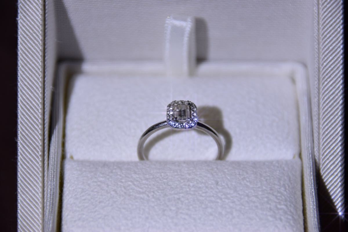 人気カラーの エメラルドカット ダイヤモンド 天然 美品 婚約指輪 9号