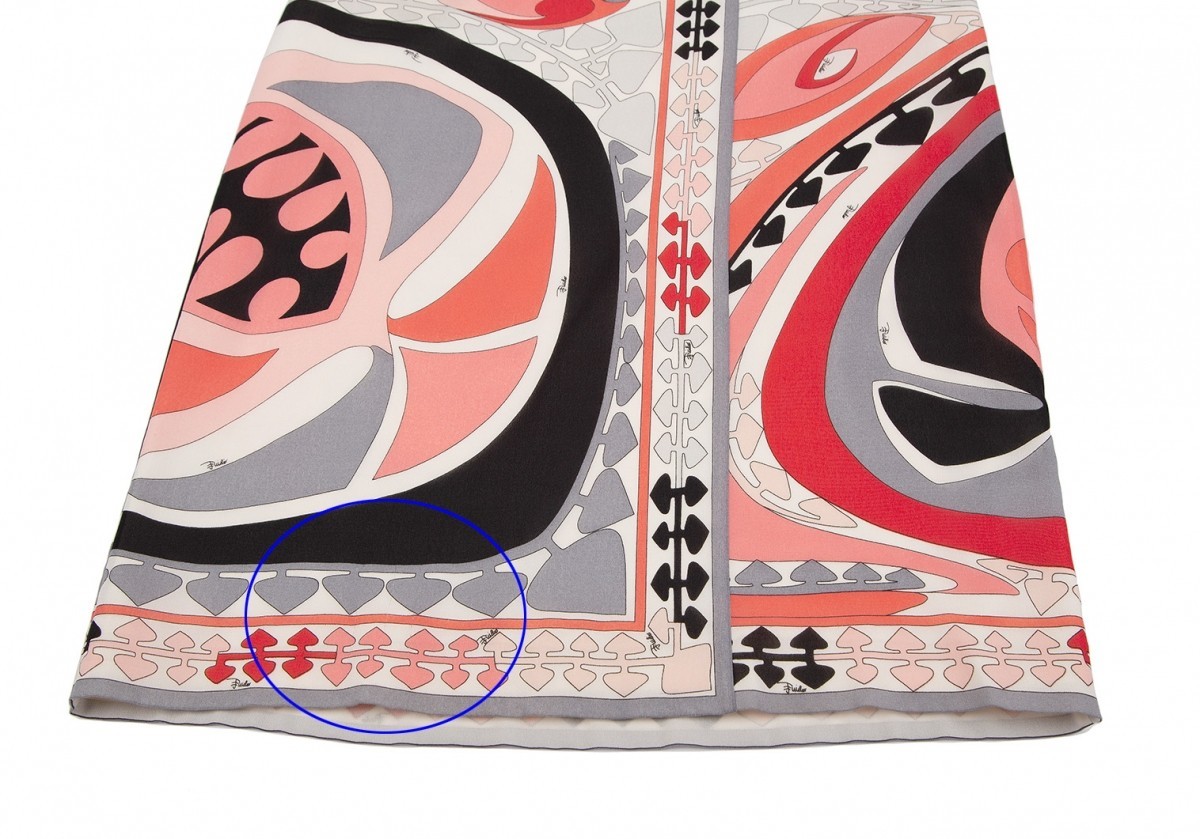 エミリオプッチEMILIO PUCCI グラフィックプリントシルクスカート ピンク白黒6_前裾に糸引きがあります。