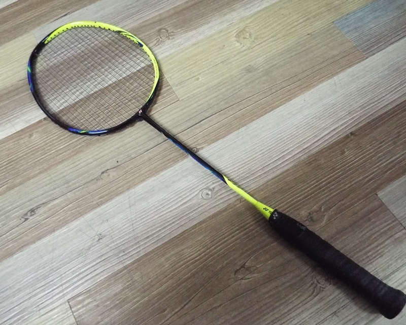 極美品 YONEX ヨネックス バドミントンラケット ASTROX 77 4U5