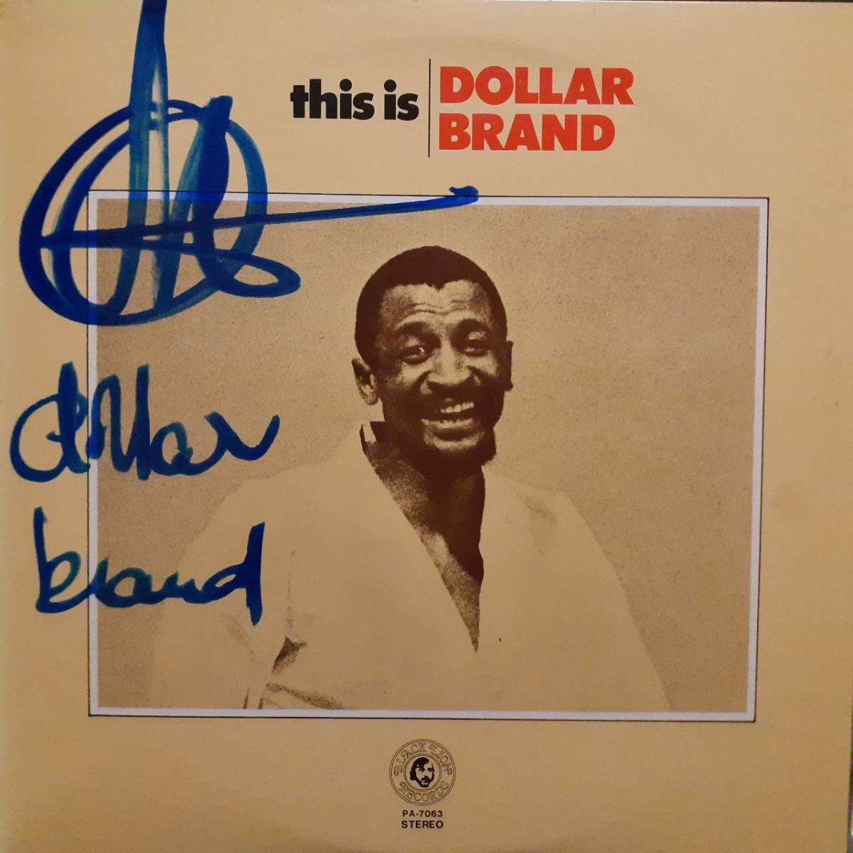 本人直筆サイン入り！日本盤LP！Dollar Brand / This Is 1973年 Black Lion (TRIO) PA-7063 ダラー・ブランド Abdullah Ibrahim Signature_画像1