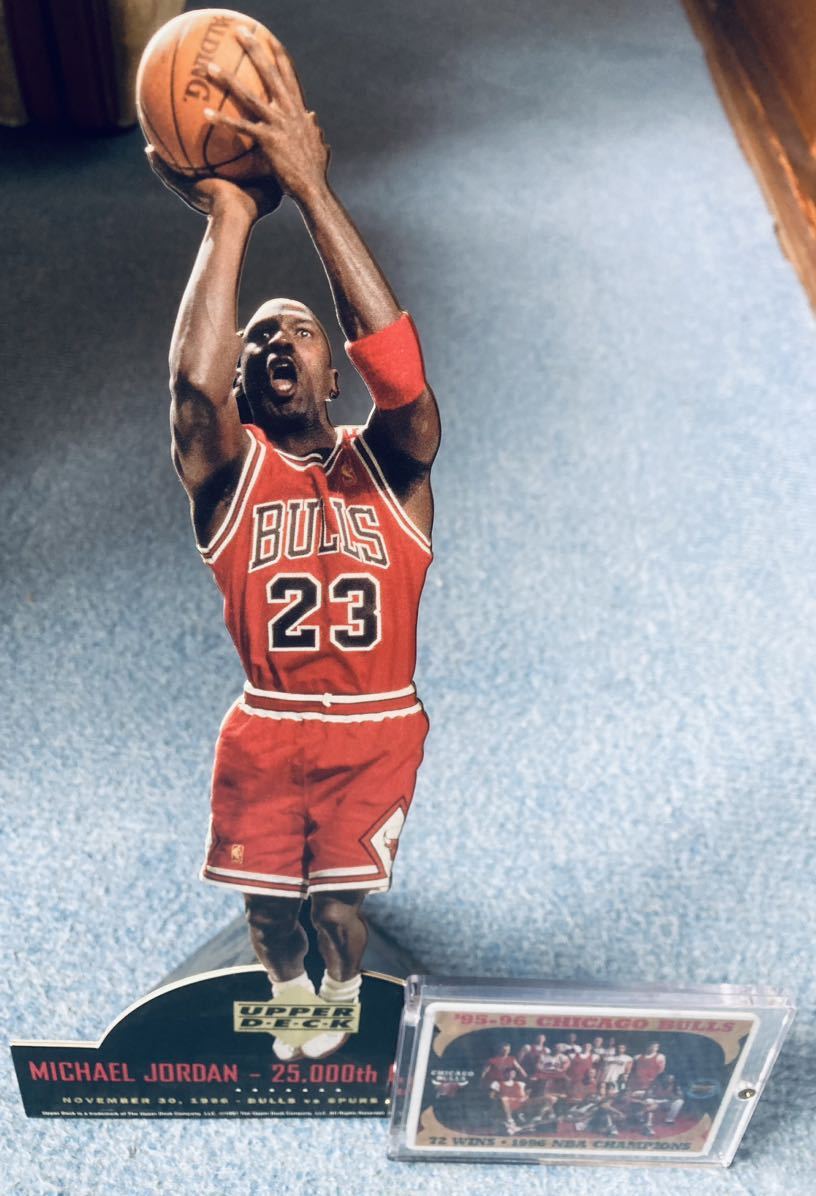 NBA マイケル・ジョーダン　スタンド　＆　シカゴ・ブルズ　カードセット　_画像1