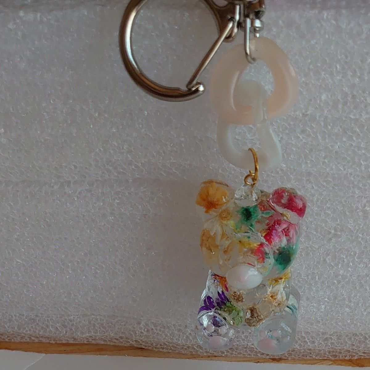 ハンドメイドお花クマキーホルダー(レジン)|PayPayフリマ