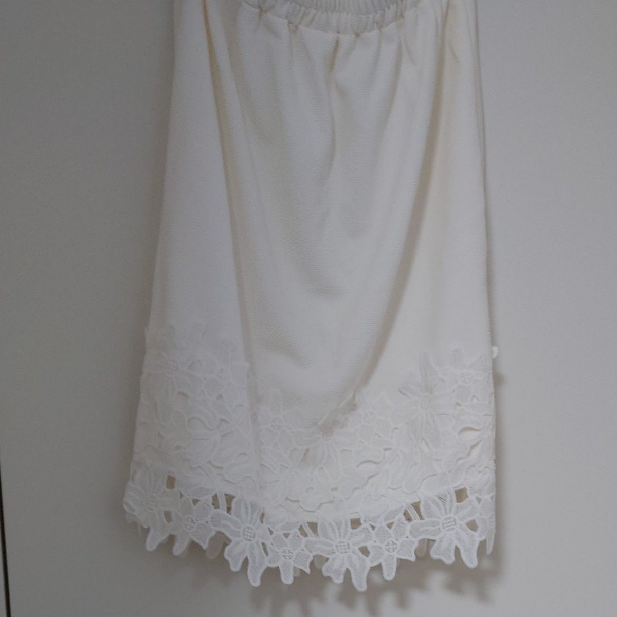 激セール　新品未使用　スカート　ホワイト裾レース　とっても素敵です　綺麗　上品　清楚　可愛くも格好よくも　白色