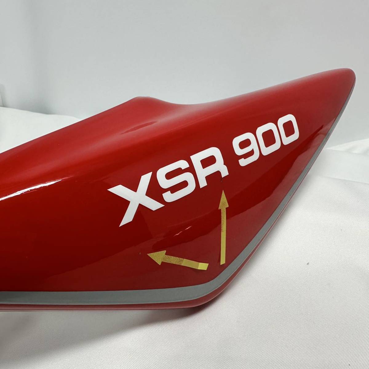 ○YAMAHA○ヤマハ○XSR900○サイドカバー○レッド ○訳あり小傷有り