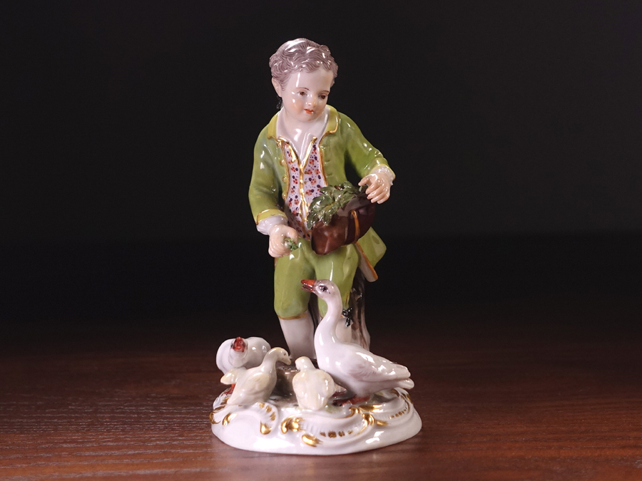 Meissen オールドマイセン フィギュリン ガチョウに餌をやる少年 寓話