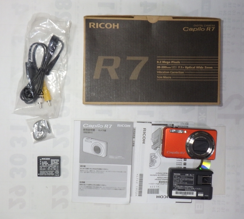 ★★RICOH リコー DIGITAL CAMERA Caplio R7オレンジ 箱付きのフルセット！ 28-200mm Wide Z00m 7.1倍 手ぶれ補正 1cmマクロ★★