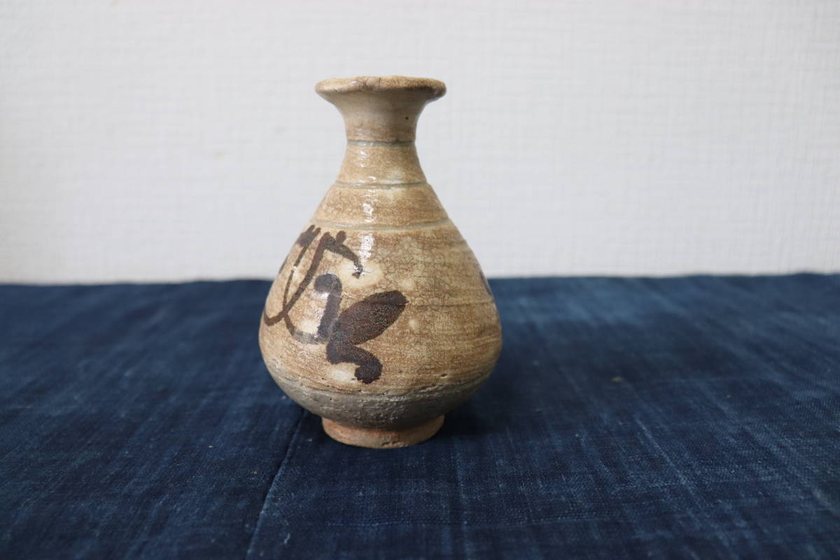 r Joseon Dynasty era chicken dragon mountain sake bottle .. iron . sake cup and bottle era box 