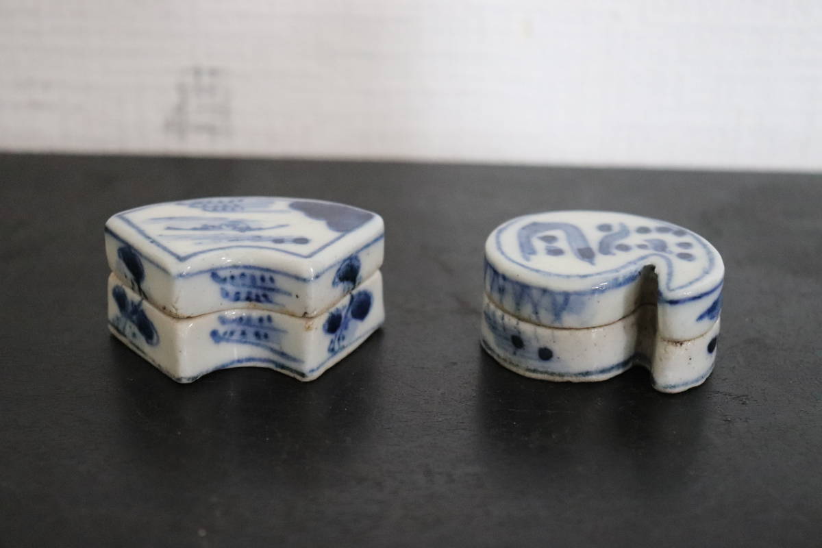 青花染付香合　2種　成化年製銘　明清朝時代　中国古玩　香道具　茶道具　時代2段箱
