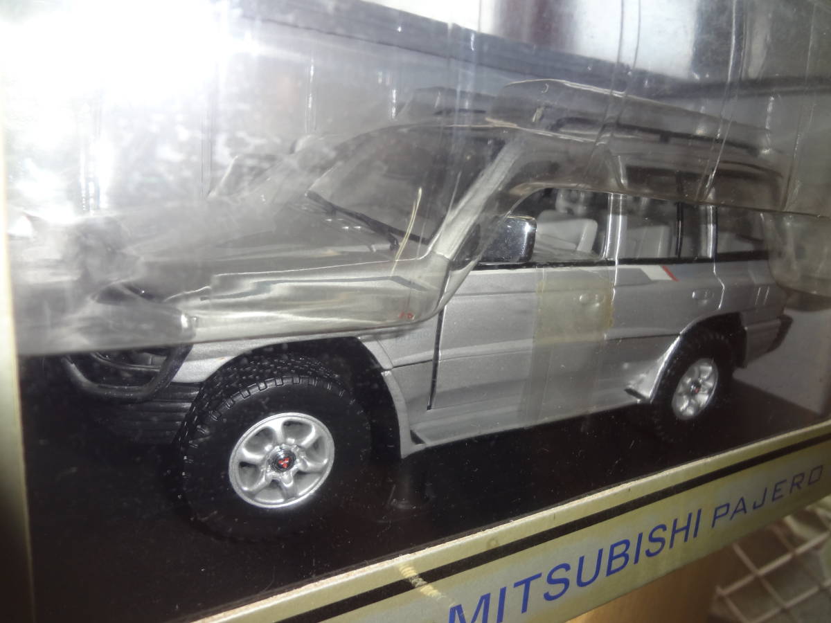  Sunstar 1/18 scale large minicar Mitsubishi Pajero collection 18 minute. 1 size sun star