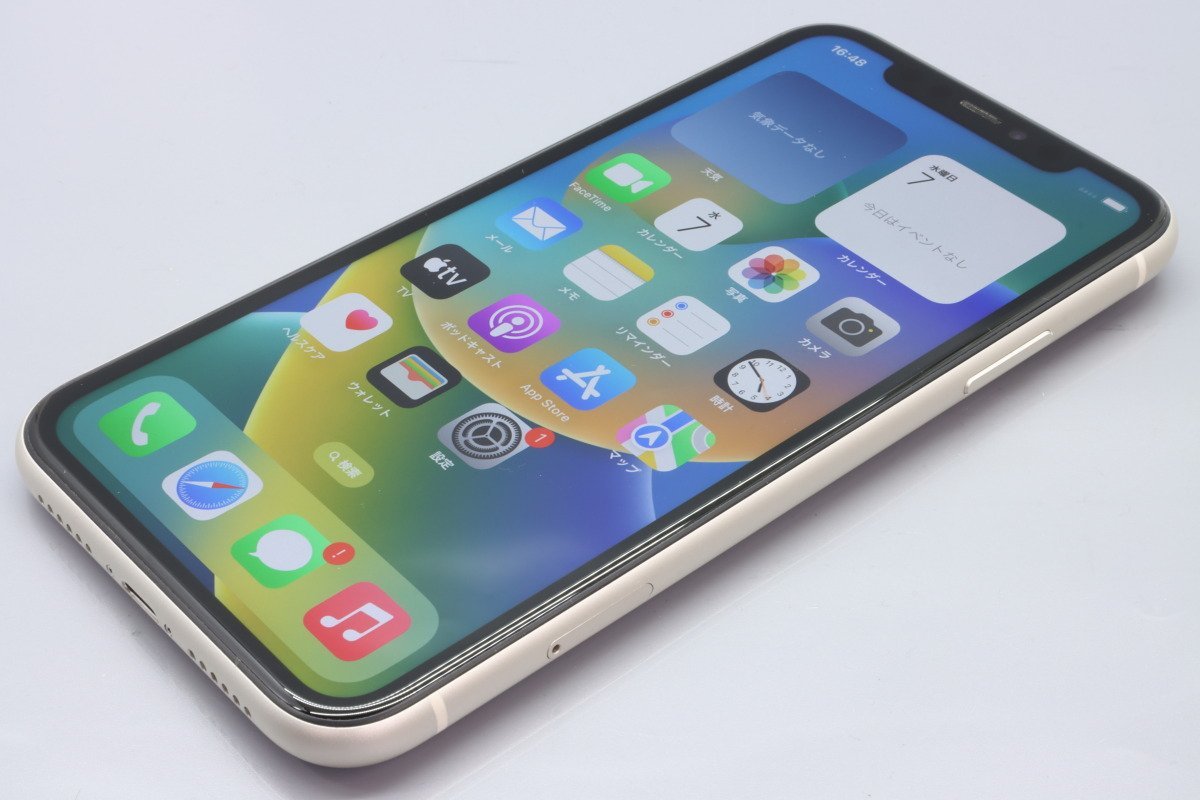 Apple iPhone11 256GB White A2221 MWM82J/A バッテリ83% □ドコモ