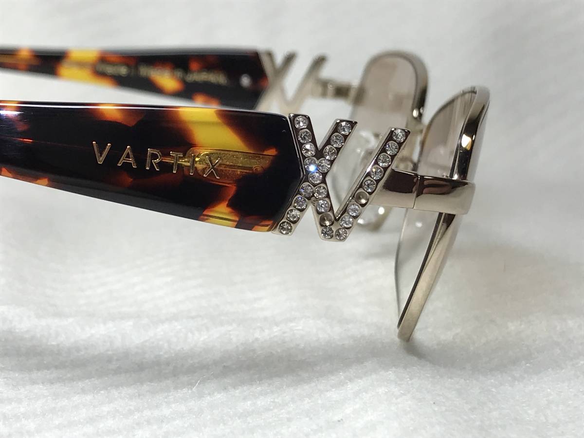 美品 GACKT × VARTIX VS-04 クリスタル付き メタルサングラス 美品 GACKT × VARTIX VS-04 クリスタル付き メタルサングラス