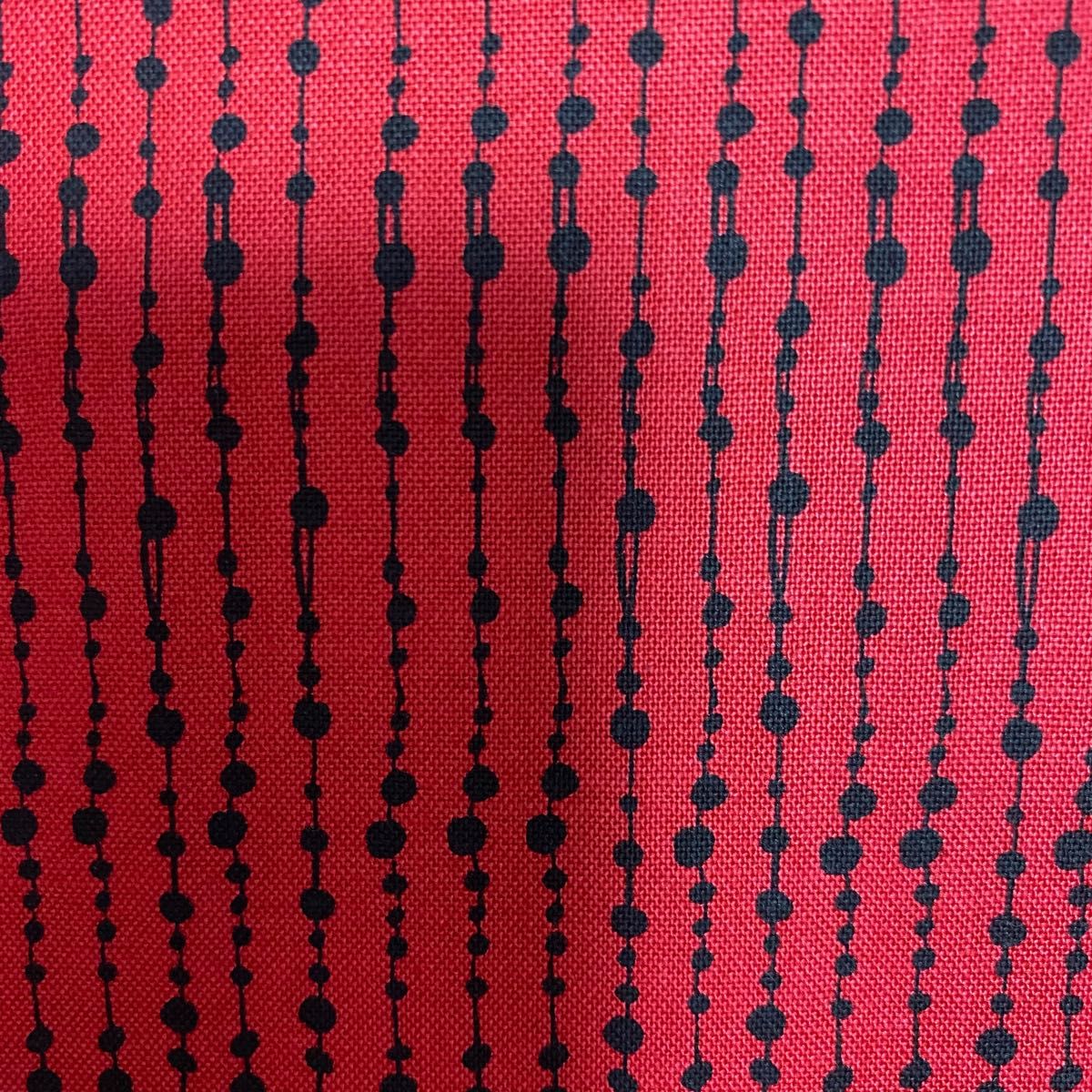 ロラライハリス生地　Beaded Curtain赤黒110×45