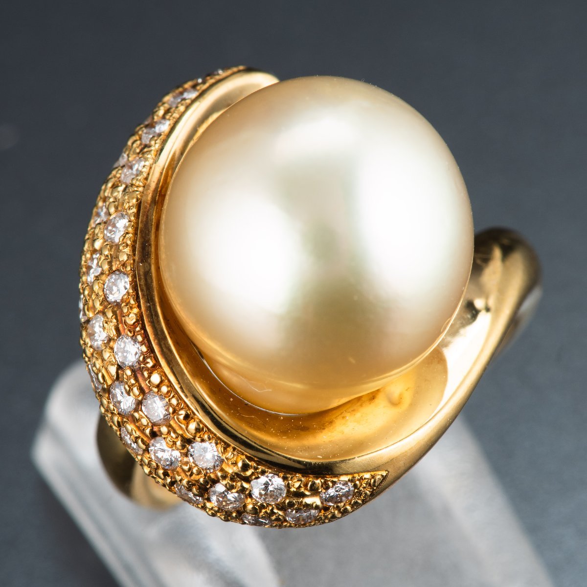 人気の 指本を美しく魅せるデザインの南洋パールxダイヤモンド