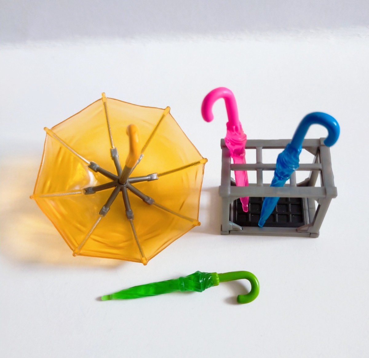 ミニチュア ビニール傘 クリア ガチャ ピンク イエロー ブルー ドールハウス 雨 梅雨 傘立て 開き傘 カプセルコレクション ちいさな雨傘