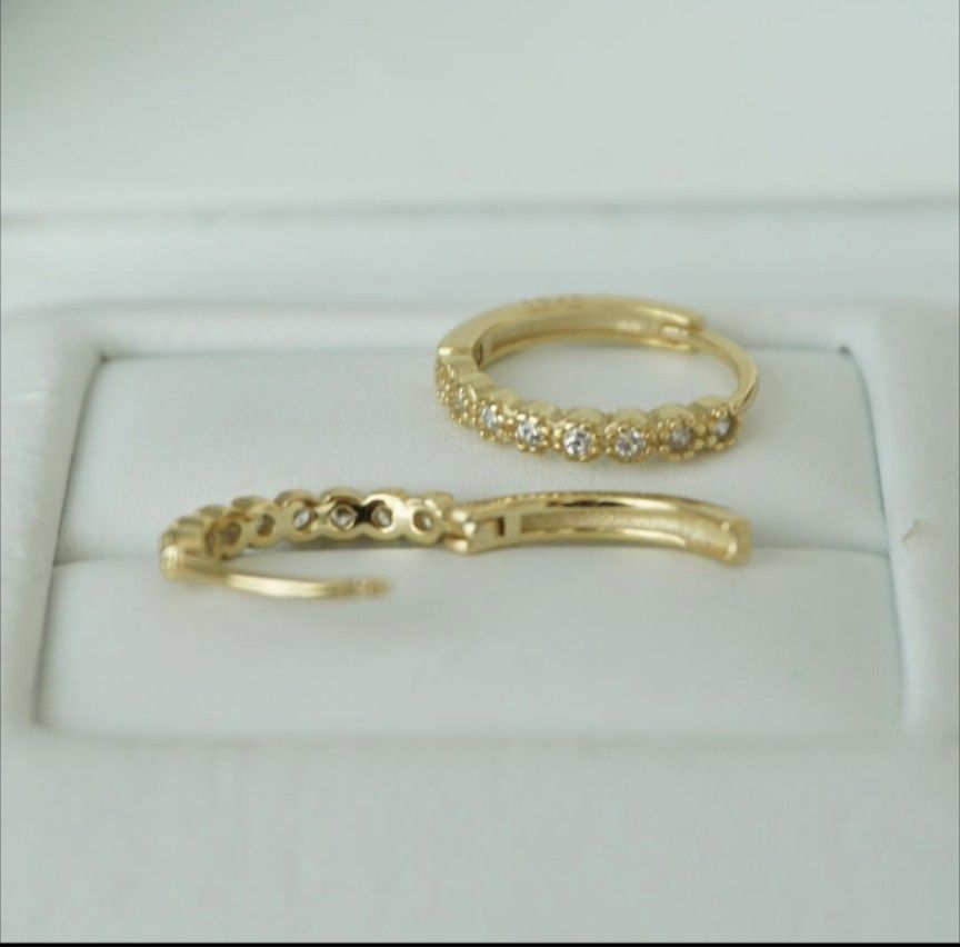 フープピアス パヴェ ダイヤ 8粒 ハーフエタニティ 18K ゴールド