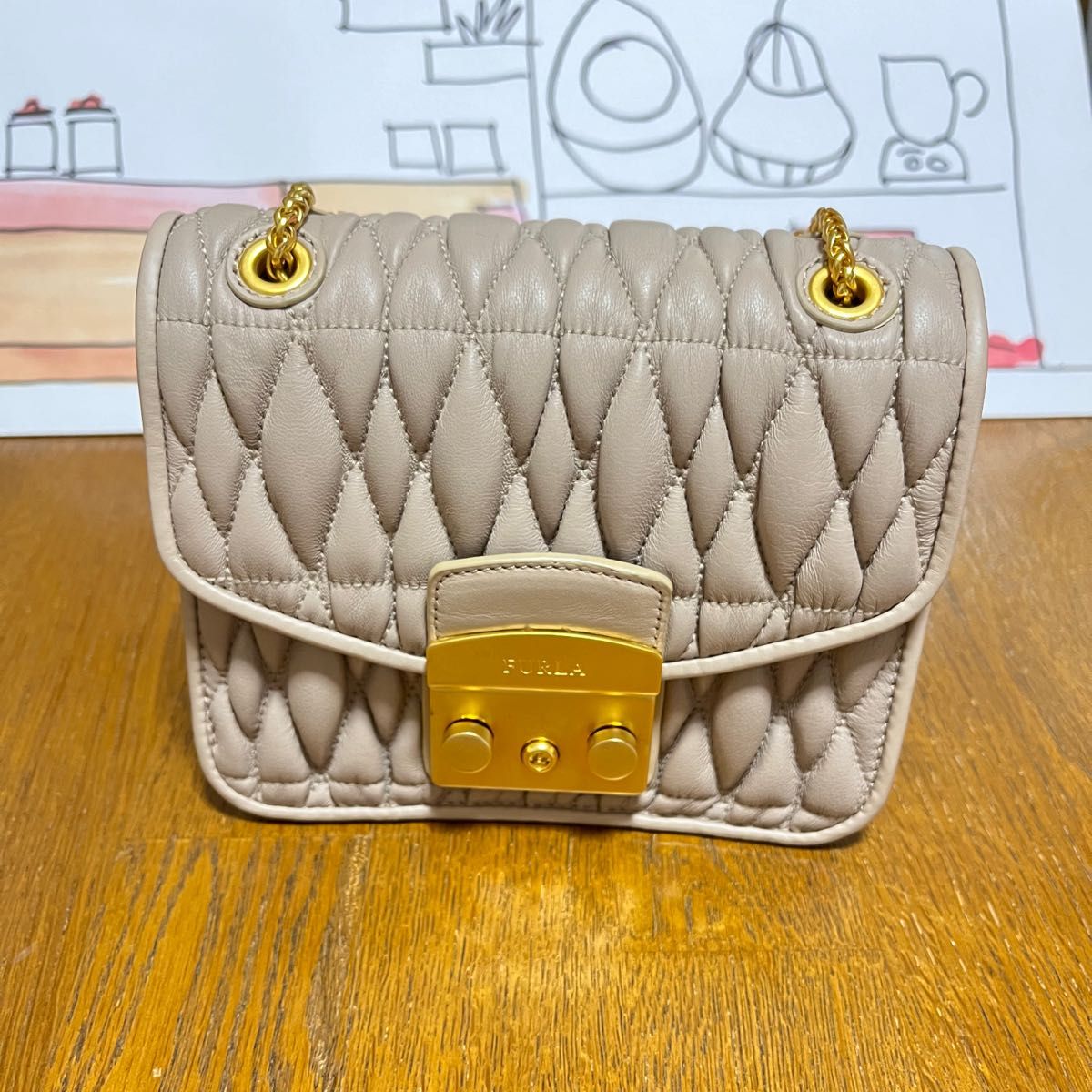 FURLA フルラメトロポリス チェーンショルダーバッグ ショルダーバッグ フルラ　ピンク　ベージュ