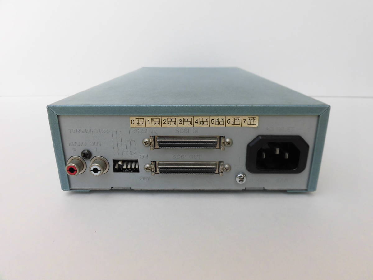 Panasonic製 SCSI外付け DVD-RAMドライブ LF-D100 (中古DVD-RAM1枚、PD1枚、ターミネーター、電源ケーブル等付属)_画像6