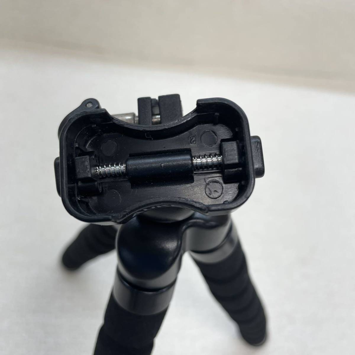 #5）ゴリラポッドみたいにフレキシブルな脚をしたミニ三脚 AUKEY Flexible Tripod CP-T03（55）_画像4