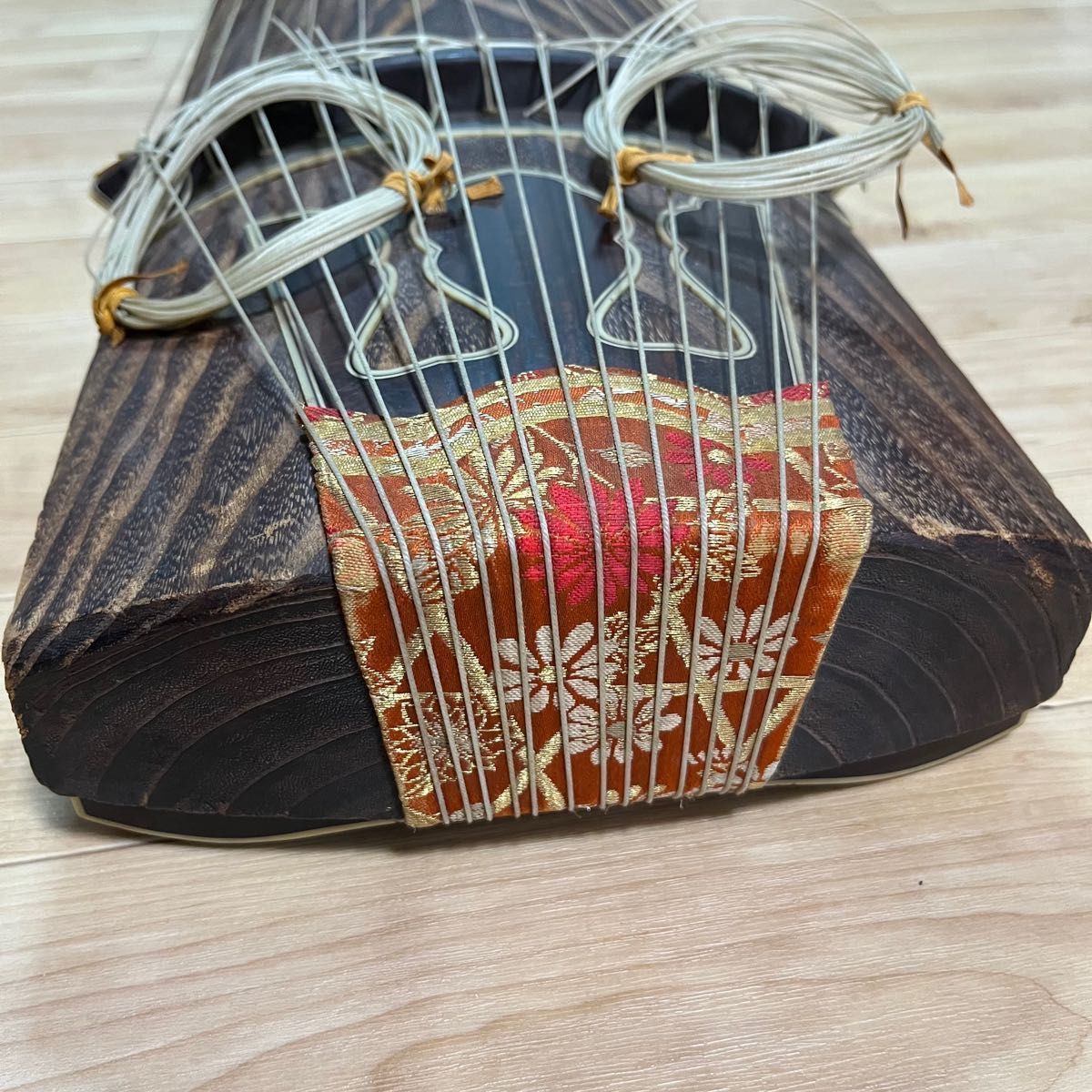 【高級品】琴 13弦 くり甲 綾杉 龍舌 蒔絵 口前 金装飾 高級品】琴 13弦 くり甲 綾杉 龍舌 蒔絵 口前 金装飾卸売 通販