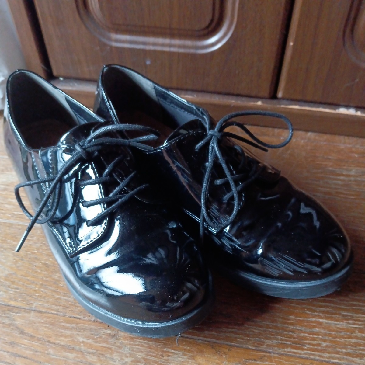 エナメル　黒い靴　パンプス　ブラック　24cm 使用少なめ　キズ汚れ有り　Lサイズ　可愛い靴　_画像9