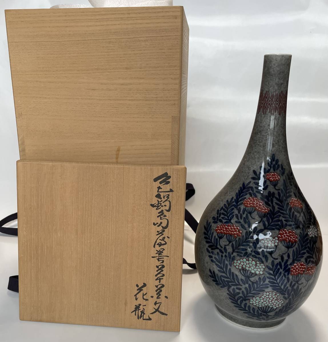 人間国宝 十三代今泉今右衛門 本人作 色鍋島薄墨草花文花瓶 29.5cm 共